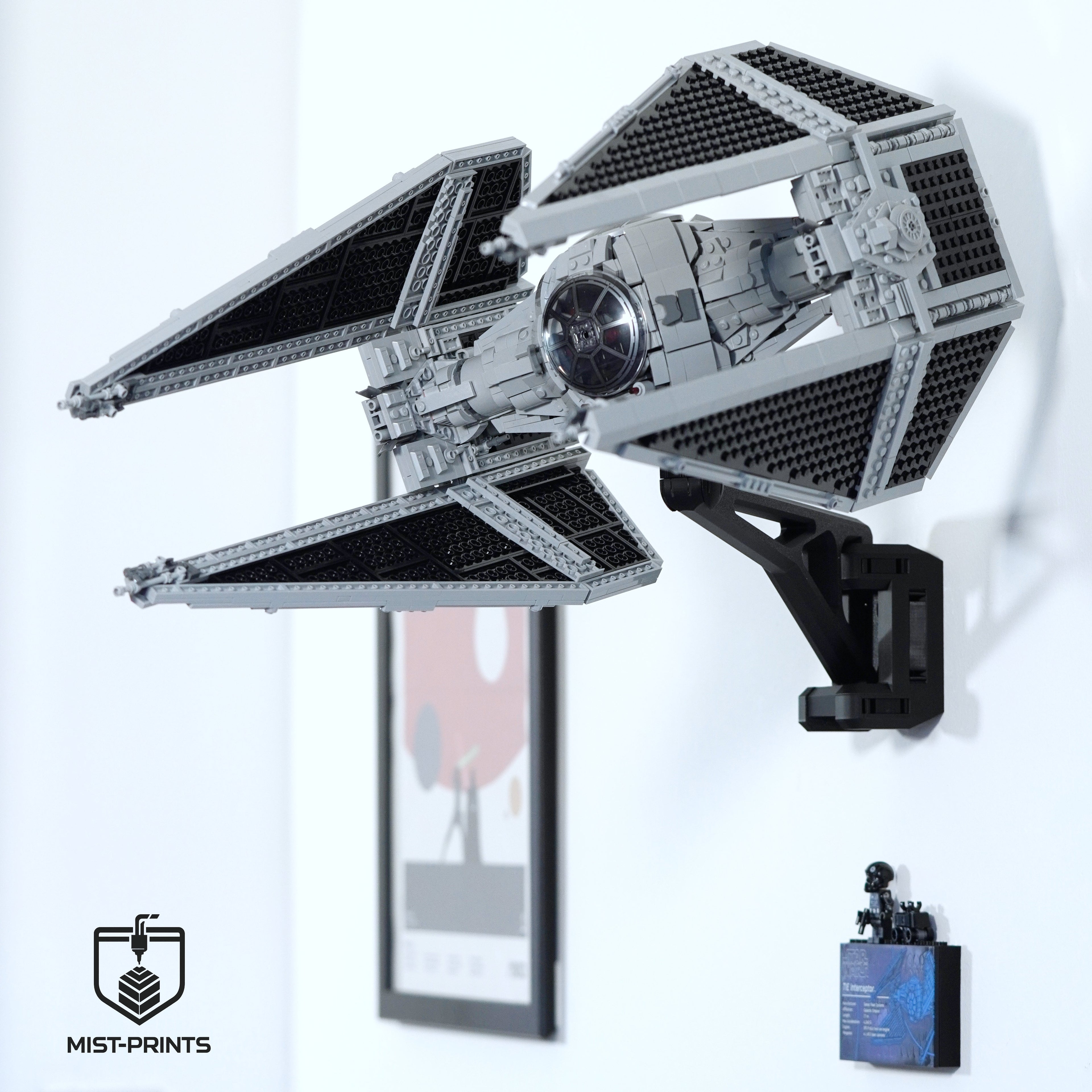 Premium Wandbeugel – Compatibel met LEGO® Star Wars™ UCS TIE Interceptor™ 75382